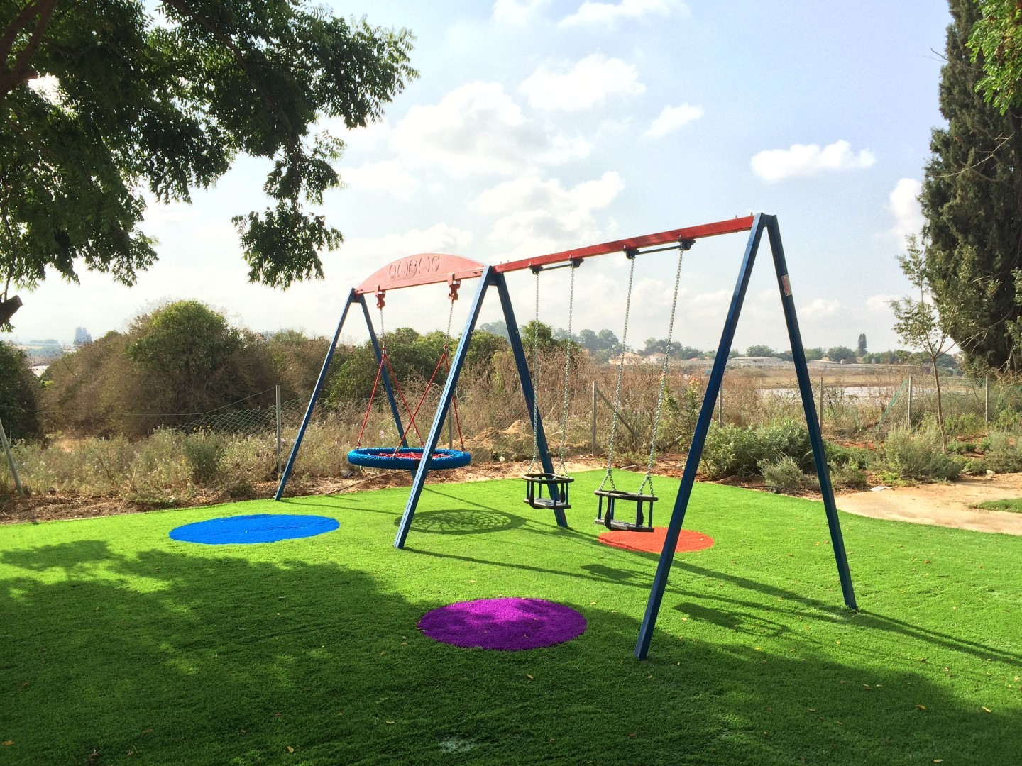 מתקני-חצר-לילדים-נדנדות חצובת נדנדות קן ציפור