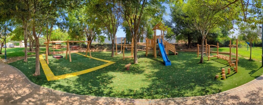 מתקני משחקים מעץ רוביניה לגן ילדים
